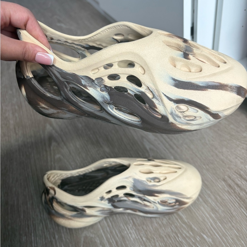 YEEZY foam runners size 3 ( authentic )